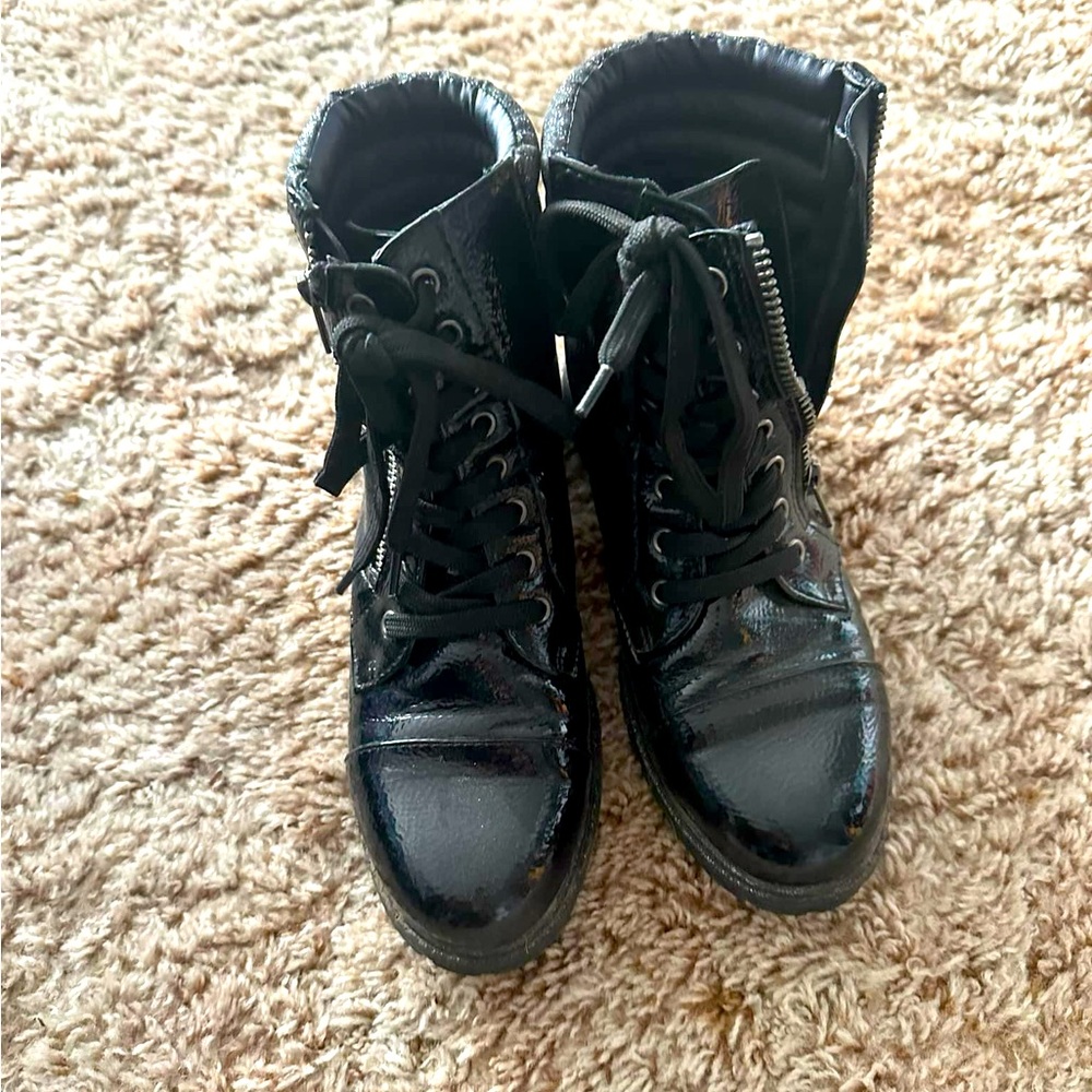 Girls fashion boots .